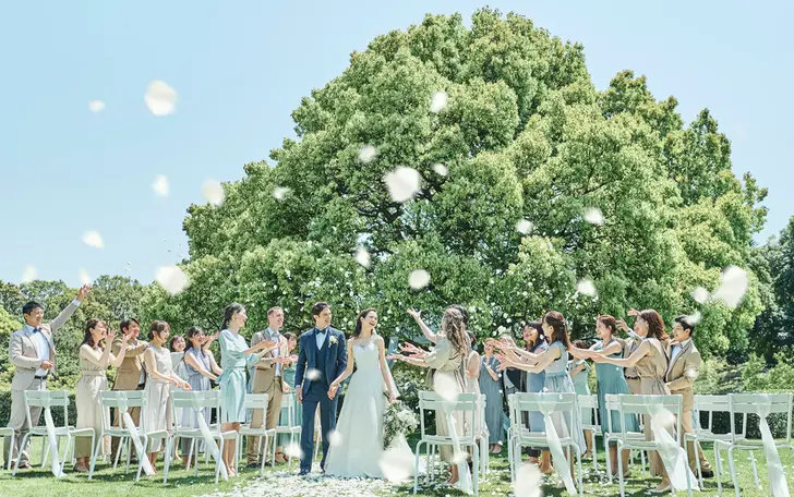 広大な芝生の庭園で行うガーデン挙式もおすすめ。映画に出てくるようなガーデン挙式は360度自然に囲まれた迎賓館ならでは