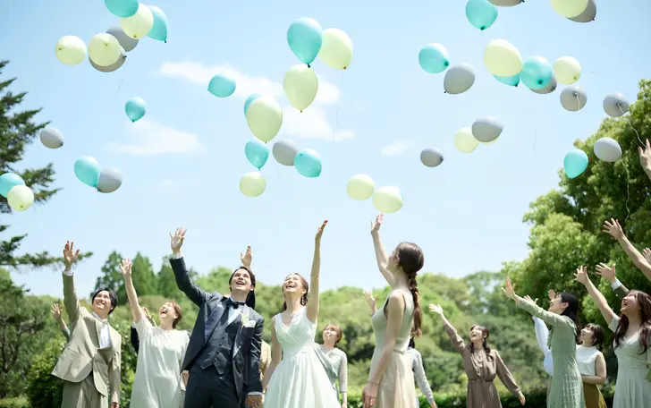 新大阪駅からバス直通で、ビルも高速道路もない、さえぎるもののない青空。人気のバルーン演出も