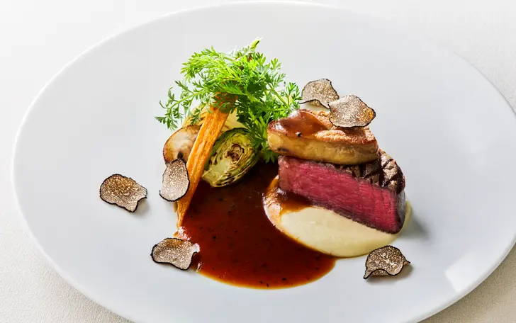 料理はプリフィックス形式で。ゲストの顔を思い浮かべながら、前菜から肉料理まで1品1品選ぶのも楽しみのひとつ