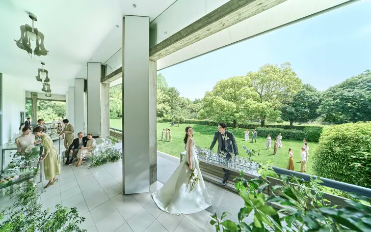 天井まで一面ガラス張りの会場は、屋根付きのテラスと広大なガーデンを併設。多彩な空間でゲストと存分にふれあえる