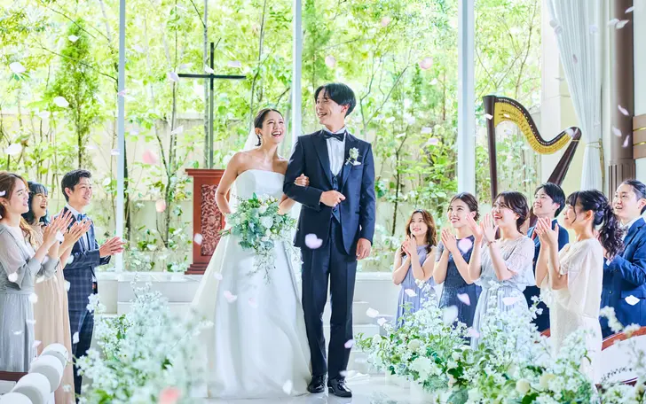 自然光が降り注ぐ緑あふれるチャペルでフォトジェニックな一枚を
純白のドレスと緑がコントラストが幻想的◎