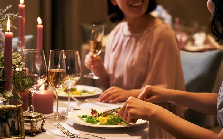 会場に併設のキッチンで、披露宴の進行に合わせてお料理をご用意。ゲストにベストタイミングでご提供。