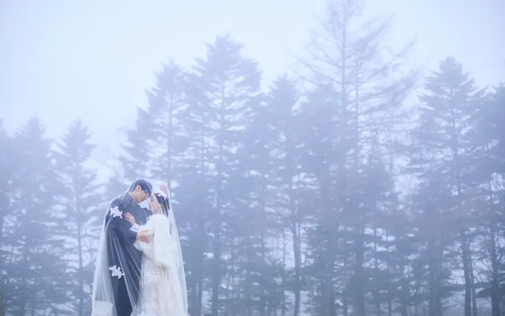 粉雪が舞う冬の静寂な森は、まるで北欧の絵本のような幻想的な美しさを演出。