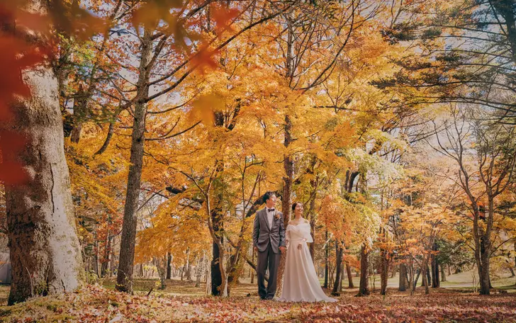 軽井沢の広大な森と鮮やかな紅葉に包まれる、映画のようなロケーションフォト