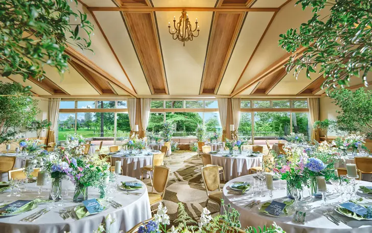 ご家族だけの会食スタイルから、ご友人とのカジュアルなパーティーやホテル披露宴までおふたりのイメージに最適な会場を選択可能