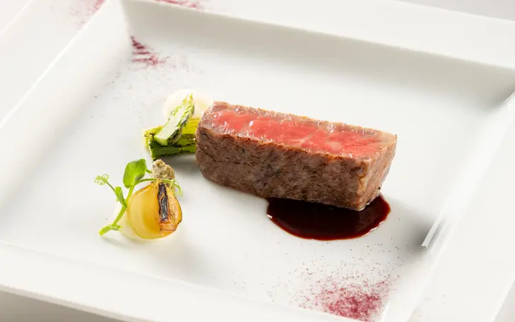 牛ロース肉のグリエ。シェフ特製ソースでお召し上がりください。