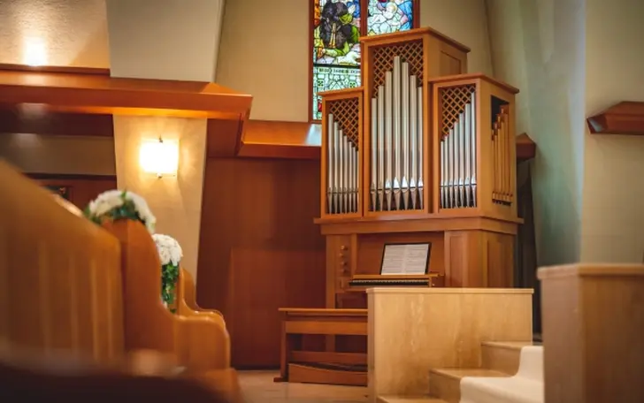 パイプオルガンの生演奏とプロの声楽家による讃美歌が美しい音色を奏で、感動の瞬間を演出します。