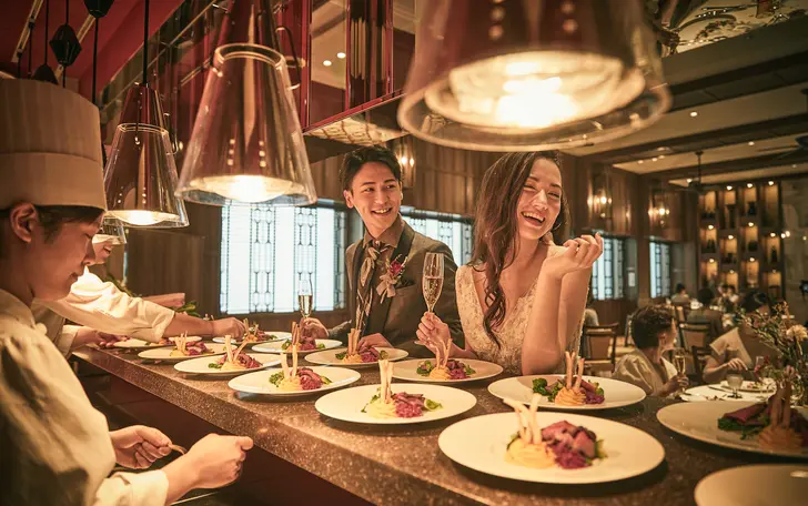 オープンキッチンから伝わる香りが食欲をそそる☆*シェフによるお肉カット等、お料理のライブパフォーマンスも人気！