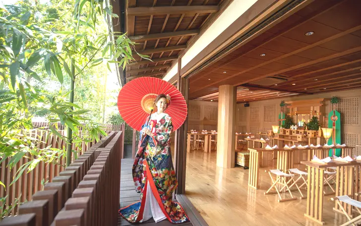 古民家の一室を改装した大黒柱が印象的な館内神殿は優しい光が差し込む