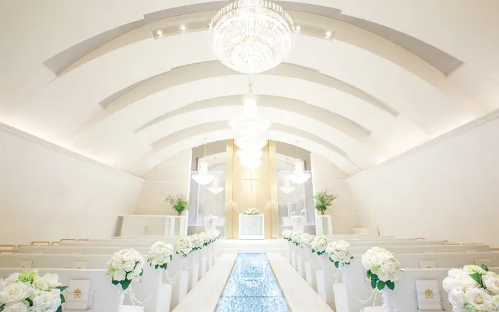 自然光差し込むチャペル。22ｍのバージンロードは花嫁の人生を表すクリスタル高い天井からはシャンデリアの輝きが祝福