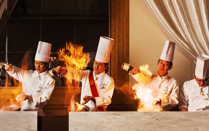 ジューシーな音や香りで華やかに演出するステーキのフランベ。五感を満たすスペシャルな一皿