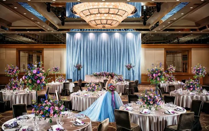 煌びやかなシャンデリアが印象的なメインバンケット
ホテルウェディングを象徴するラグジュアリーで開放的な披露宴会場。