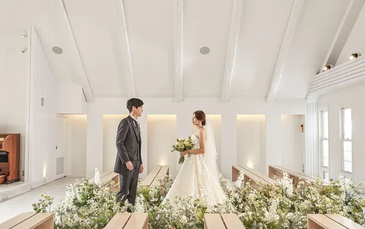 着飾らずに素直なおふたりでいられるようにという願いを込めて華美ではない飾らないシンプルなチャペルに。