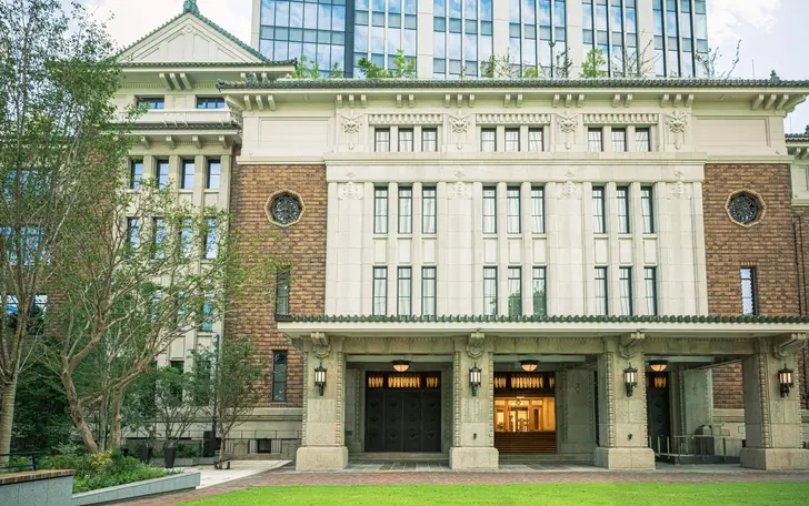 西洋の建物に和風瓦の屋根をもつ、東西の文化を融合させたレトロモダンな美しい姿
