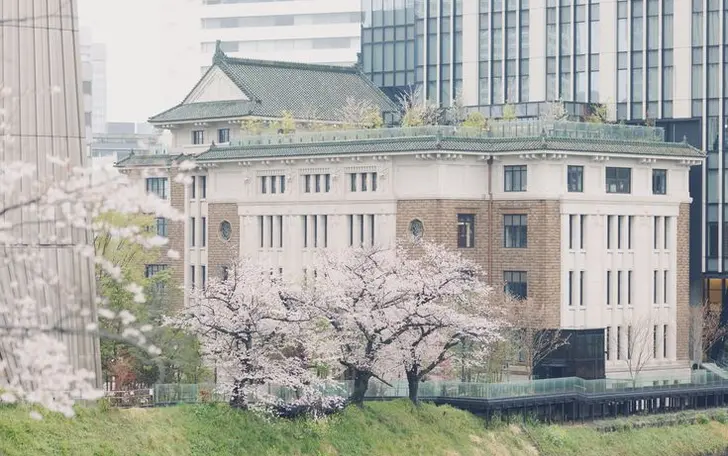 春には満開の桜が咲き誇るなど、四季折々の自然が楽しめます。