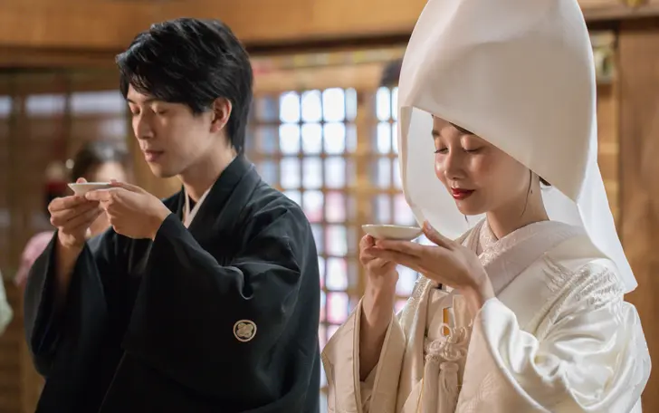 厳かな雰囲気中で執り行う神前式。ご両家を結ぶ結婚式。
