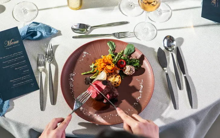 おふたりを祝福するまるで絵画のような一皿。シェフの想いをこの料理に込めて