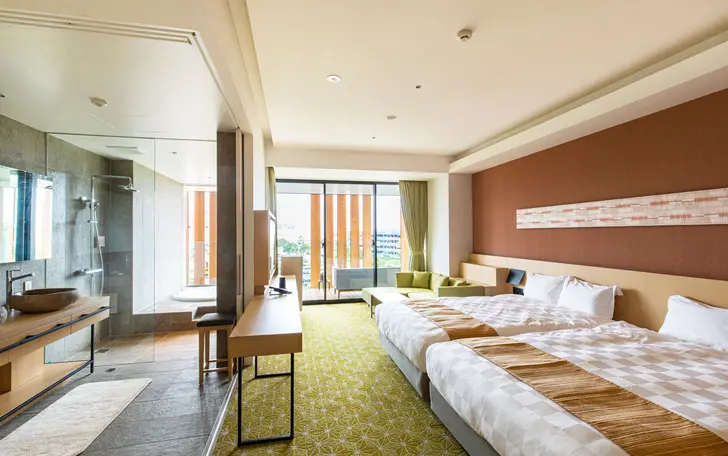 お部屋にはダブルベッドを配し贅沢なくつろぎをお届け。
窓の外には美しい景色が広がり、特別なひとときを。