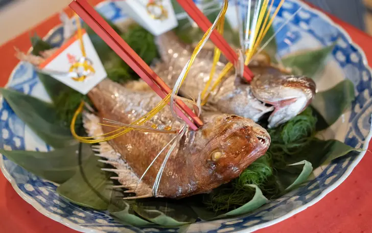 相模湾の天然真鯛の塩焼きをお互いに食べさせ合う儀式は日影茶屋ならではの演出