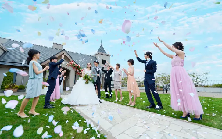 空・花・海にかこまれた 広大なプライベートガーデンで祝福のアフターセレモニーを