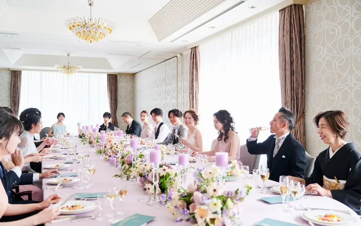 ご家族でのご会食や親しい人たちとの披露パーティに最適な、自然光が降り注ぐ少人数向けの会場もある。