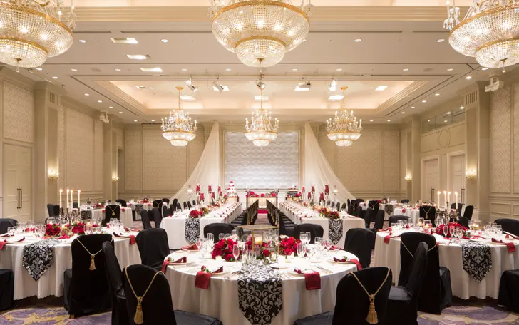 大きなシャンデリアが輝きを放つメインバンケットをはじめ、装いの異なる5つの会場をご用意。