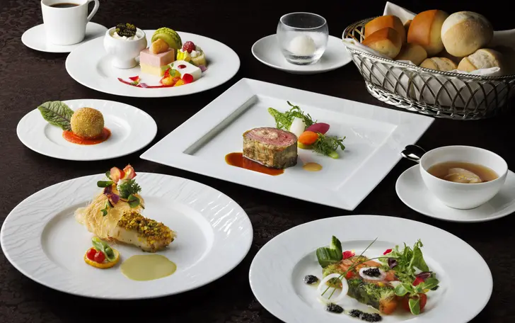 和・洋・中・折衷と幅広いメニューを用意し、世代を超えて愛され続ける逸品の数々。