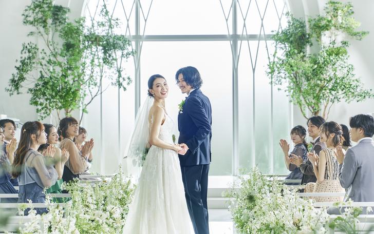 自然光と照明の光がドラマチックな結婚式場は、厳かな挙式から華やかな披露宴まで、お二人の理想を形にできる空間