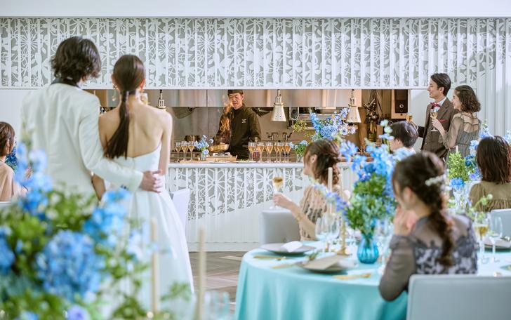 ゲストはシェフがオープンキッチンで調理する様子を楽しみながら、美食を堪能できます。