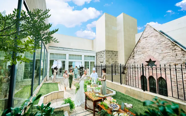 ホテルにいることを忘れるほど。地上100mに開放的なガーデンパーティを楽しめる非日常空間へ。