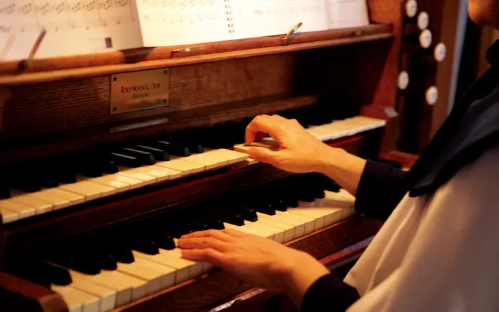 挙式は1922年に作られた【アンティークパイプオルガン】の生演奏♪天井が高い為、音の響きも感動的