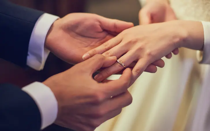 大切なゲストに見守られながら互いへの尊敬と愛情の気持ちを込めたメッセージを伝え合う。