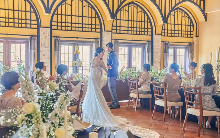 新幹線停車駅の福山駅より徒歩5分の好立地にあり、3000坪の広大な敷地に3つの独立型貸切邸宅が点在するウエディングの街。