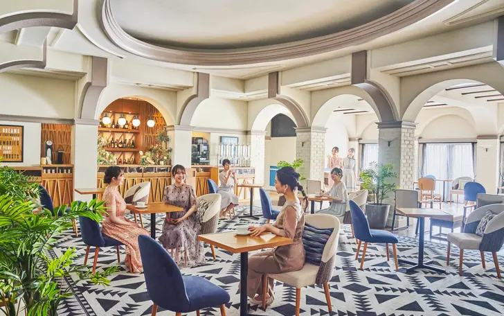 一歩足を踏み入れると壮麗な大聖堂が姿を現し、ふたりとゲストを別世界へ誘ってくれる