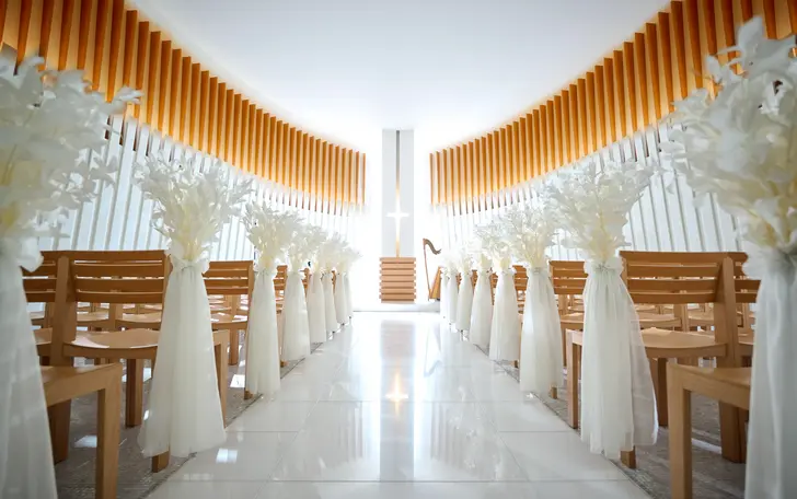 風を感じる緑豊かなガーデンの小径と生演奏のハープが印象的なチャペルフェアリア