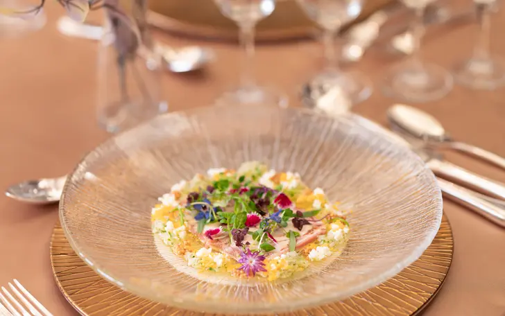 料理は、おもてなしの原点。世界中の厳選食材が、ホテルならではの技術で渾身の逸品に。