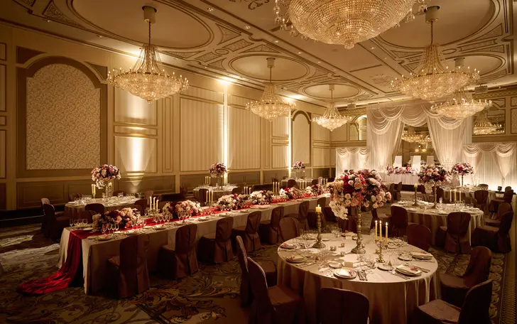 ヴェルサイユ宮殿 “鏡の間” をモチーフにしたヴェルサイユの間