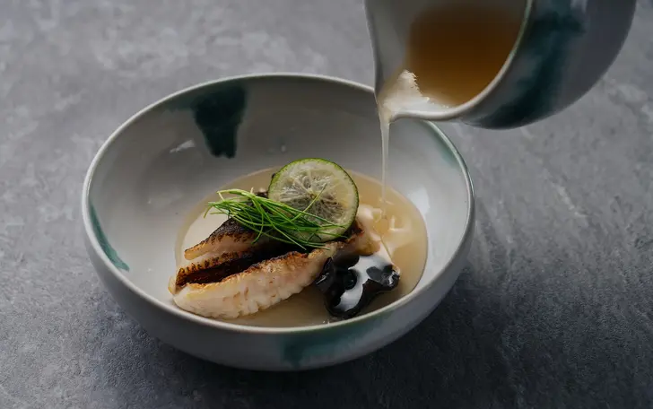 大山と日本海に育まれた この地ならではの食材を使用した料理。
素材の持つ旨みを掛け合わせ、懐かしくも新しい味わいに。