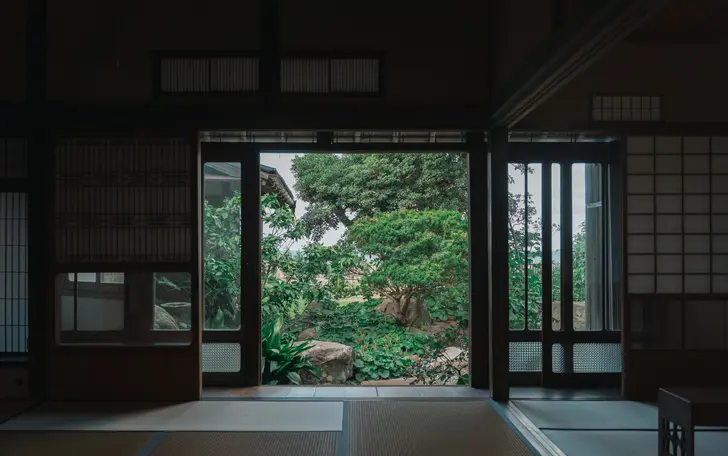 四季折々の草木が控えめに彩りを添え、静謐な雰囲気を醸し出す庭園。心をそっと和ませてくれる、穏やかな空間です。
