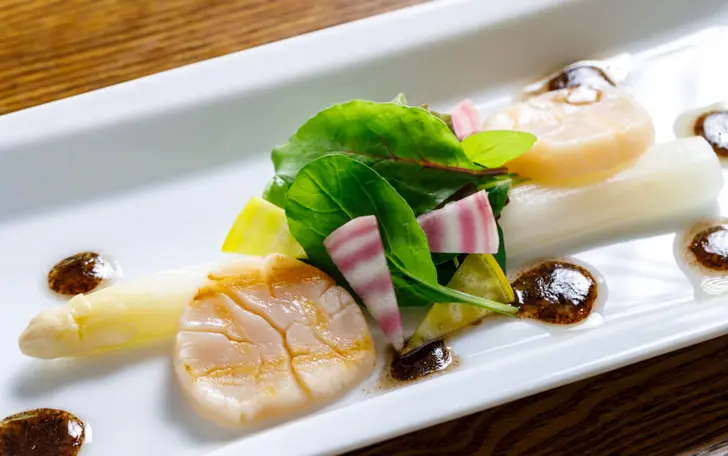 里山で採れた食材や名瀬地域の新鮮な恵み、シェフ自らが全国各地から厳選した素材を使用してご提供