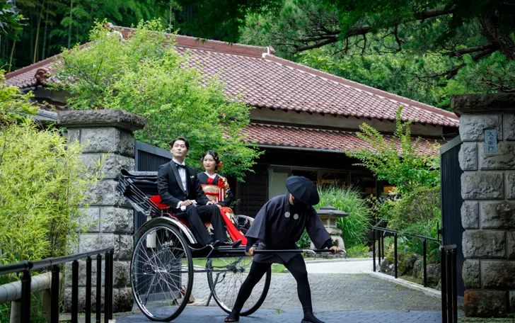 四季折々の美景に包まれ、屋内と屋外が調和する開放的な空間で、挙式や披露宴の舞台を一層引き立てます。