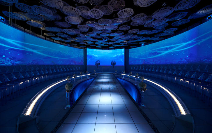 360度の映像演出が可能な館内チャペル、自然に囲まれたガーデンチャペル、館内神殿や神社婚から選べる挙式スタイル
