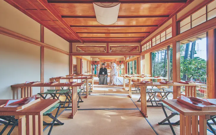 6000坪の庭園に佇む独立型神殿『洗心亭』。陽光と庭園美に祝福された空間で厳かな式を