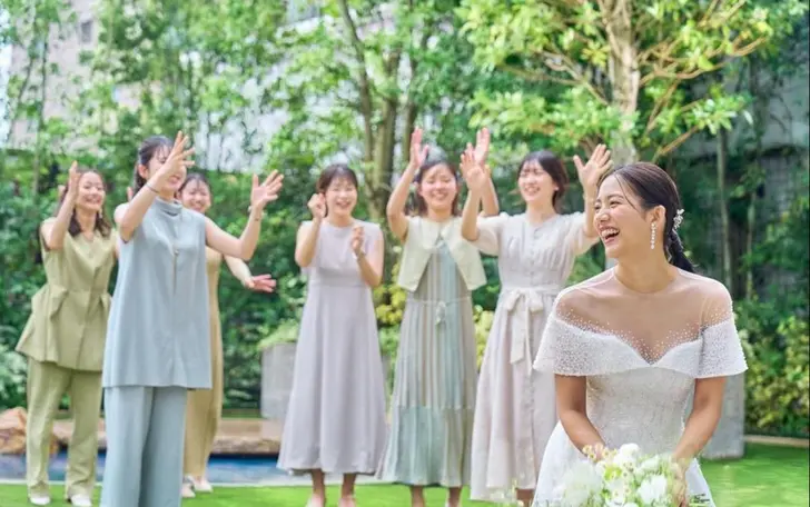 たくさんの笑顔と温かい祝福に包まれ、ゲストと一緒にリラックス。ブーケトスでは友人たちに幸せのおすそわけ