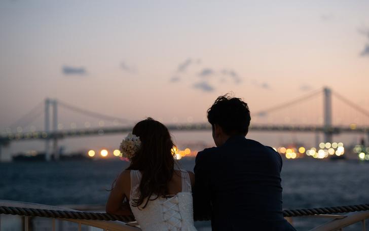 夜はレインボーブリッジや東京湾の夜景が目の前に。ドラマチックなナイト婚も人気です。