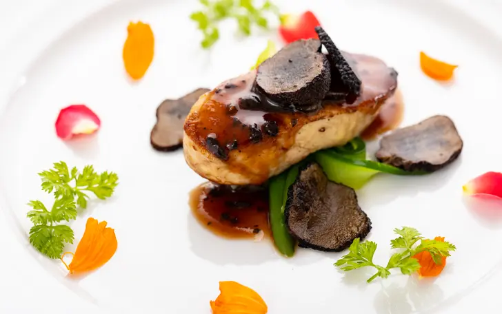 メイン料理は真鯛と牛フィレステーキのWメイン。追加をされたくても満足が叶うお料理は今だけ1名5,000円OFF！