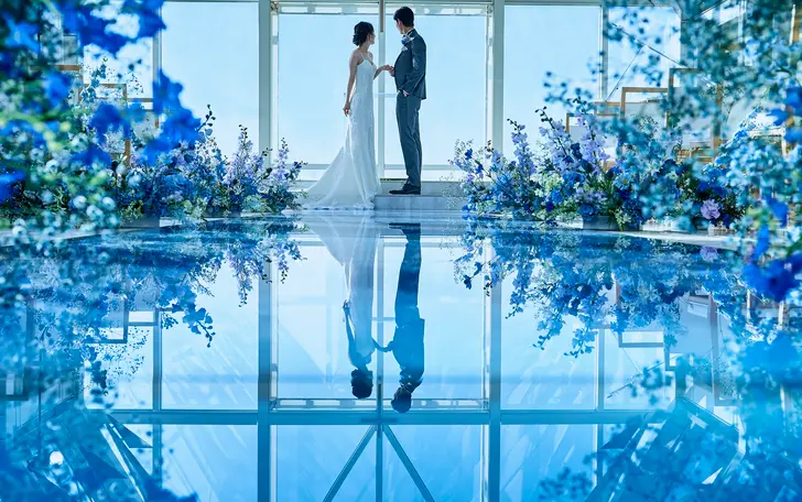 遮るもののない海と空を独占！クリスタルブルーのバージンロードに写るおふたりの姿も幻想的です。