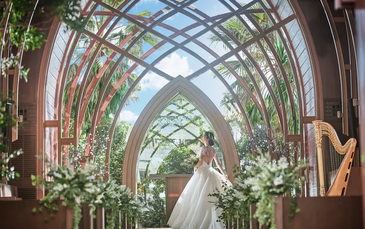 天井高13.5mの荘厳なチャペル。柔らかな木と緑にドレス姿がよく映えます。