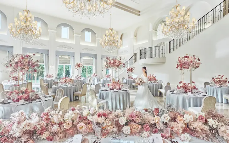 白基調で大階段付きの邸宅【シェルダジュール】