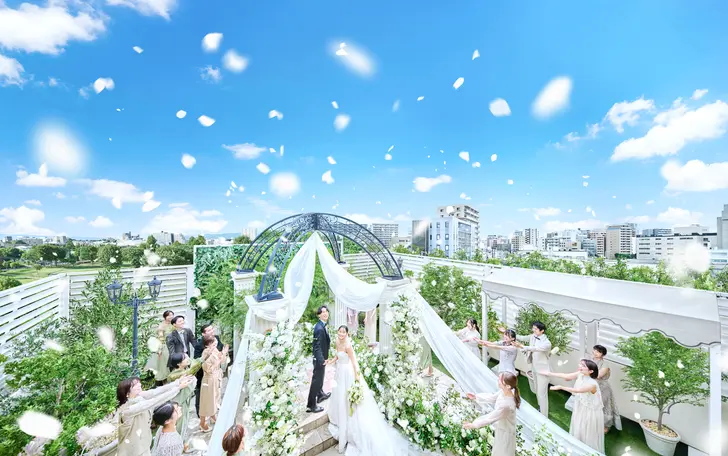 専用のフラワーシャワースペースは緑に囲まれた開放的な空間